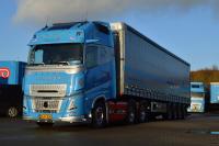01-5335 Масштабная модель Тентованный прицеп VOLVO FH AERO GLOBETROTTER XL 6X2 в масштабе 1 50