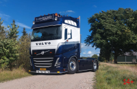 01-5356 Масштабная модель Седельный тягач VOLVO FH5 GLOBETROTTER 4X2 в масштабе 1 50