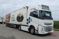 01-5576 Масштабная модель Шторный полуприцеп VOLVO FH AERO GLOBETROTTER XL 4X2 в масштабе 1 50