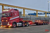 01-5493 Масштабная модель Низкорамный трал VOLVO FH5 GLOBETROTTER 6X2 в масштабе 1 50