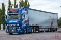 01-5186 Масштабная модель Тентованный прицеп VOLVO FH AERO GLOBETROTTER XXL 6X2 в масштабе 1 50