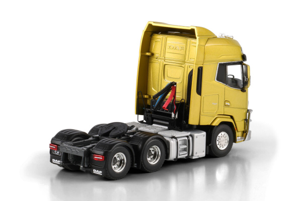 04-2252 Масштабная модель Седельный тягач DAF XG+ 6X4 в масштабе 1 50
