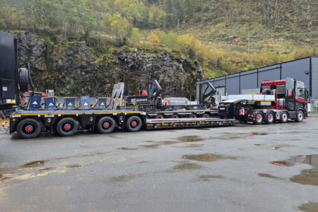 01-5306 Масштабная модель Низкорамный трал Spesialtransport; SCANIA R HIGHLINE CR20H 8X4 в масштабе 1 50