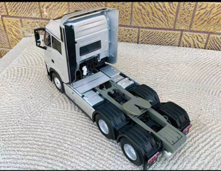 40710 Масштабная модель тягача Howo нового поколения в масштабе 1:24