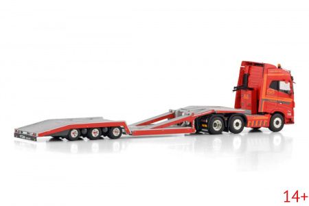 01-4435 Масштабная модель Низкорамный трал VOLVO FH5 GLOBETROTTER 6X2 3-осный в масштабе 1 50