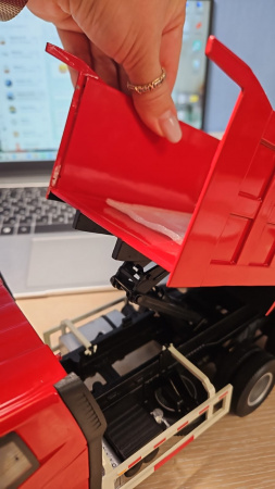 40588 Масштабная модель FAW Самосвал красный в масштабе 1:24