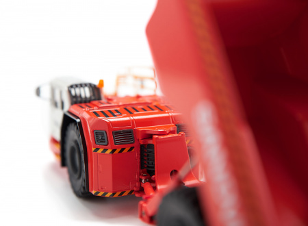 2767-0 Масштабная модель подземный самосвал SANDVIK TH 663 в масштабе 1:50