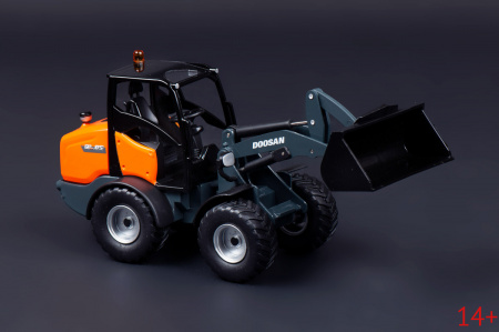 99-10103 Масштабная модель колесный погрузчик Doosan DL 85 в масштабе 1:32