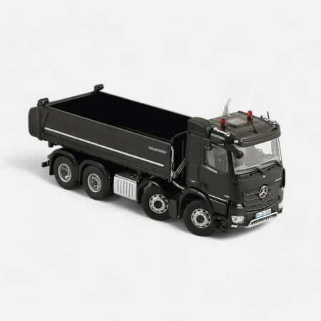 106600050 Масштабная модель Самосвал Mercedes-Benz Arocs 8x4 (черный) в масштабе 1 50