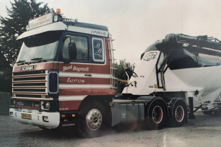 01-5234 Масштабная модель Седельный тягач SCANIA 3 SERIES STREAMLINE 6X2 в масштабе 1 50