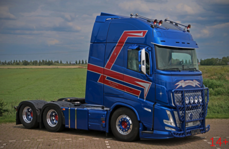 01-5186 Масштабная модель Тентованный прицеп VOLVO FH AERO GLOBETROTTER XXL 6X2 в масштабе 1 50