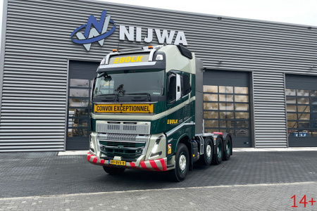 01-5375 Масштабная модель Низкорамный трал VOLVO FH5 GLOBETROTTER XL 8X4 в масштабе 1 50