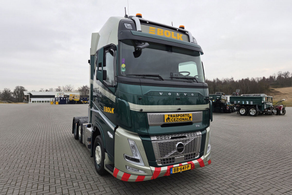 01-5387 Масштабная модель Низкорамный трал VOLVO FH AERO GLOBETROTTER XL 6X2 в масштабе 1 50