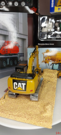 85701 Масштабная модель Cat 320F L гусеничный экскаватор "в работе" в подарочной упаковке с диорамной подставкой в масштабе 1:50