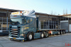 01-5452 Масштабная модель Грузовик с платформой SCANIA R FLAT ROOF SLEEPER CAB 6X2 в масштабе 1 50