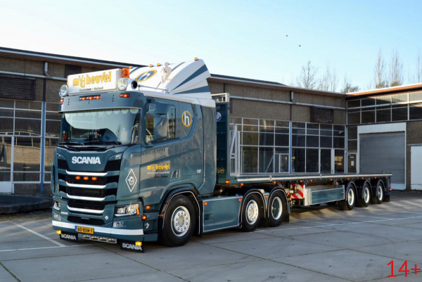 01-5452 Масштабная модель Грузовик с платформой SCANIA R FLAT ROOF SLEEPER CAB 6X2 в масштабе 1 50