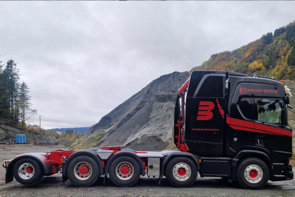 01-5306 Масштабная модель Низкорамный трал Spesialtransport; SCANIA R HIGHLINE CR20H 8X4 в масштабе 1 50