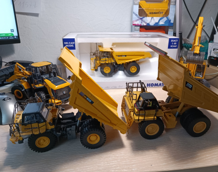 8009 Масштабная модель Komatsu HD605-7 самосвал в масштабе 1:50