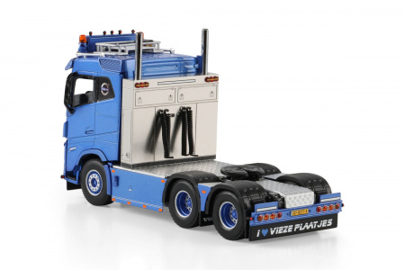 01-5109 Масштабная модель Седельный тягач VOLVO FH5 MY2024 SLEEPER CAB 6X4 в масштабе 1 50