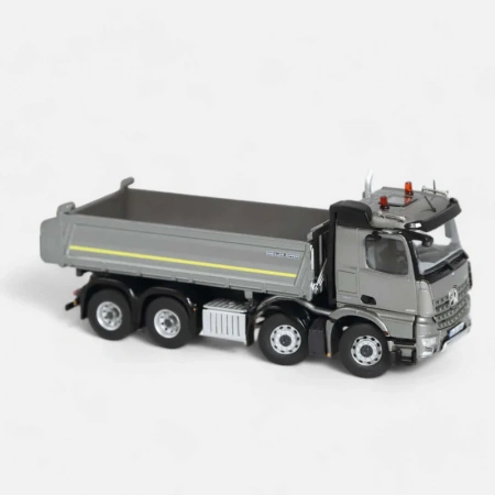 106600050-1 Масштабная модель Самосвал Mercedes-Benz Arocs 8x4 (серый) в масштабе 1 50