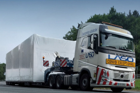 01-5399 Масштабная модель Низкорамный трал VOLVO FH AERO GLOBETROTTER 6X4 в масштабе 1 50 
