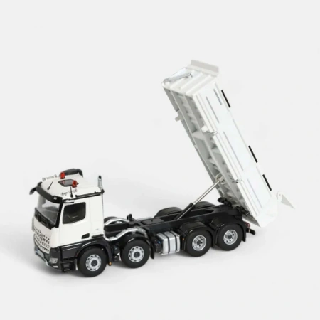 106600050-4 Масштабная модель Самосвал Mercedes-Benz Arocs 8x4 (белый) в масштабе 1 50