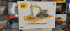 85701 Масштабная модель Cat 320F L гусеничный экскаватор "в работе" в подарочной упаковке с диорамной подставкой в масштабе 1:50