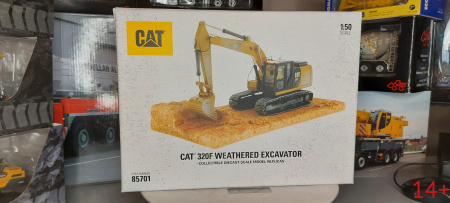 85701 Масштабная модель Cat 320F L гусеничный экскаватор "в работе" в подарочной упаковке с диорамной подставкой в масштабе 1:50