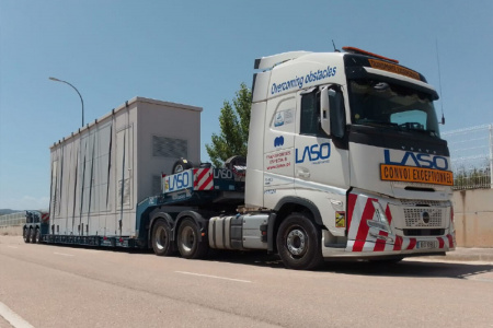 01-5399 Масштабная модель Низкорамный трал VOLVO FH AERO GLOBETROTTER 6X4 в масштабе 1 50 