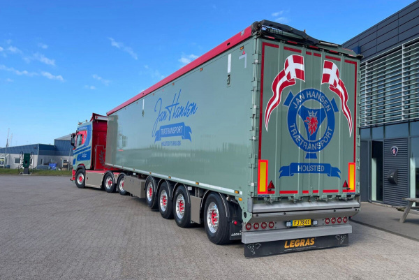 01-5102 Масштабная модель Фургонный прицеп DAF XG 6X2 в масштабе 1 50