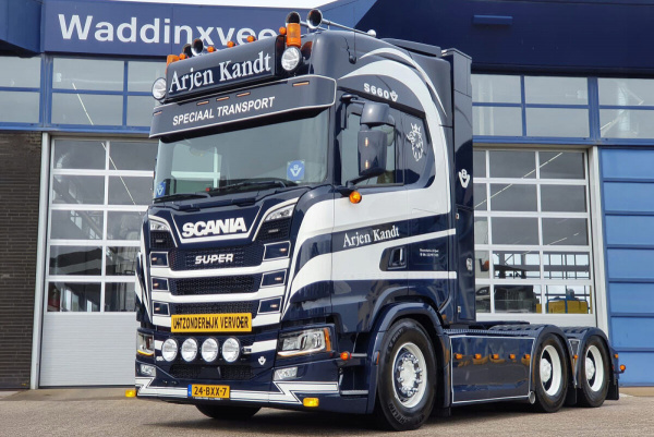 01-4898 Масштабная модель Низкорамный трал SCANIA S HIGHLINE CS20H 6X4 в масштабе 1 50