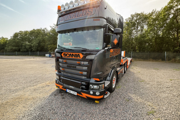 01-5397 Масштабная модель Низкорамный трал SCANIA STREAMLINE TOPLINE 6X2 в масштабе 1 50 