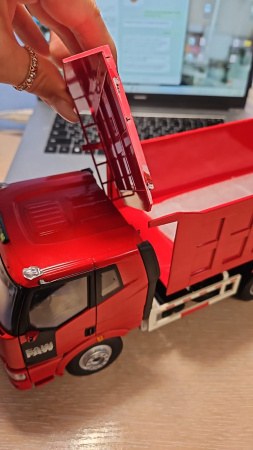 40588 Масштабная модель FAW Самосвал красный в масштабе 1:24
