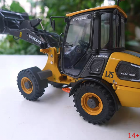 40786 Масштабная модель Volvo L25 AT Electric  фронтальный погрузчик в масштабе 1 32