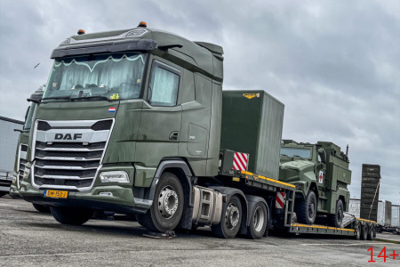 01-5486 Масштабная модель Низкорамный трал DAF XG 6X2 в масштабе 1 50