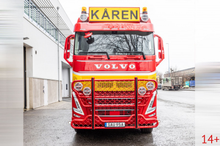 01-5006 Масштабная модель Аэродромный тягач VOLVO FH5 GLOBETROTTER FALKOM 8X4 в масштабе 1 50