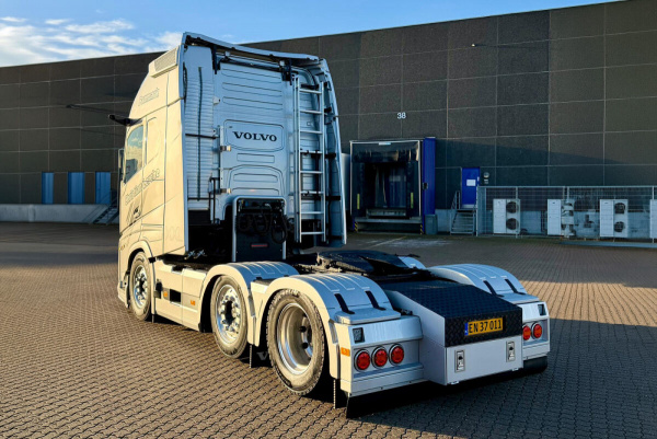 01-5353 Масштабная модель Седельный тягач VOLVO FH AERO GLOBETROTTER XXL 6X2 в масштабе 1 50