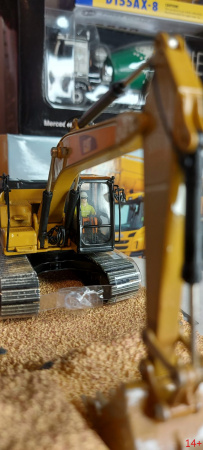 85701 Масштабная модель Cat 320F L гусеничный экскаватор "в работе" в подарочной упаковке с диорамной подставкой в масштабе 1:50