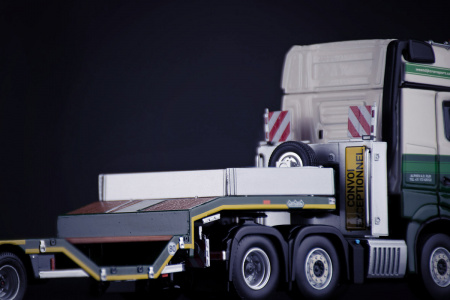 32-0131 Масштабная модель низкорамного трала MERCEDES-BENZ TRUCKS Westdijk в масштабе 1:50
