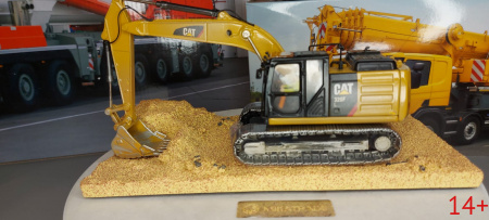 85701 Масштабная модель Cat 320F L гусеничный экскаватор "в работе" в подарочной упаковке с диорамной подставкой в масштабе 1:50