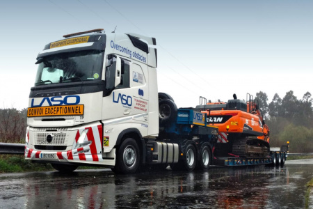 01-5399 Масштабная модель Низкорамный трал VOLVO FH AERO GLOBETROTTER 6X4 в масштабе 1 50 