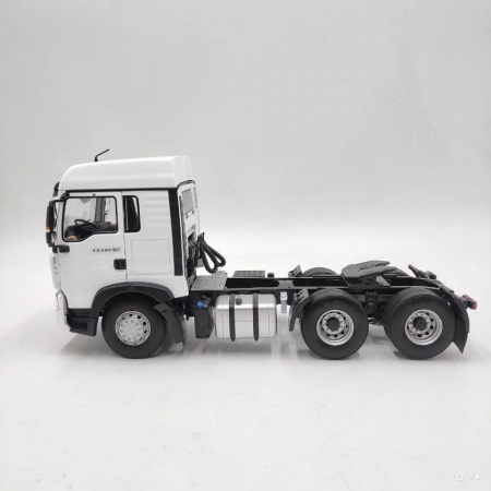 40801 Масштабная модель тягача Howo TX420 в масштабе 1:24